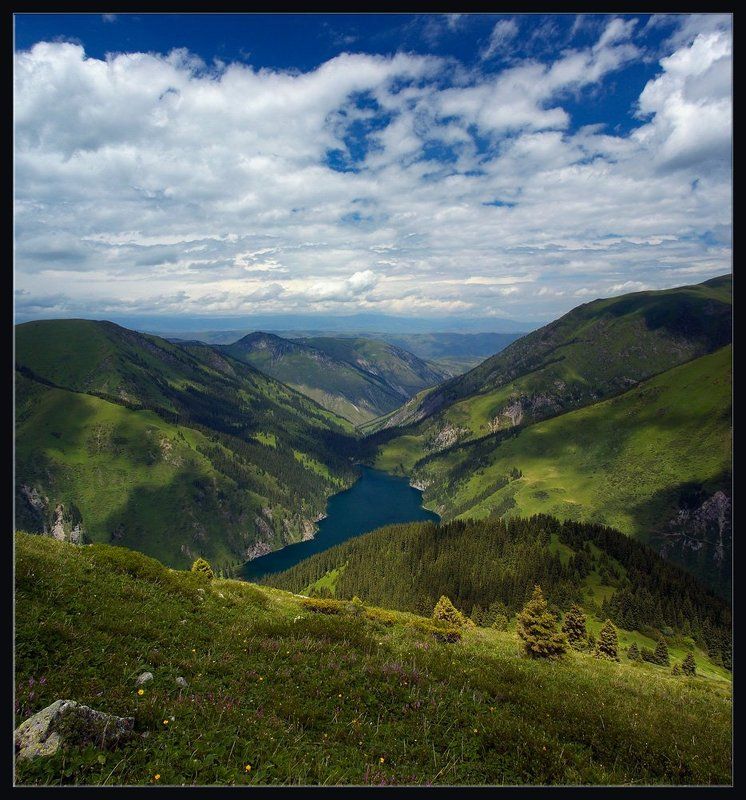 горы,природа,озеро,скалы,цветы,облака,ущелье,лес,трава,камни Научиться бы летать фото превью