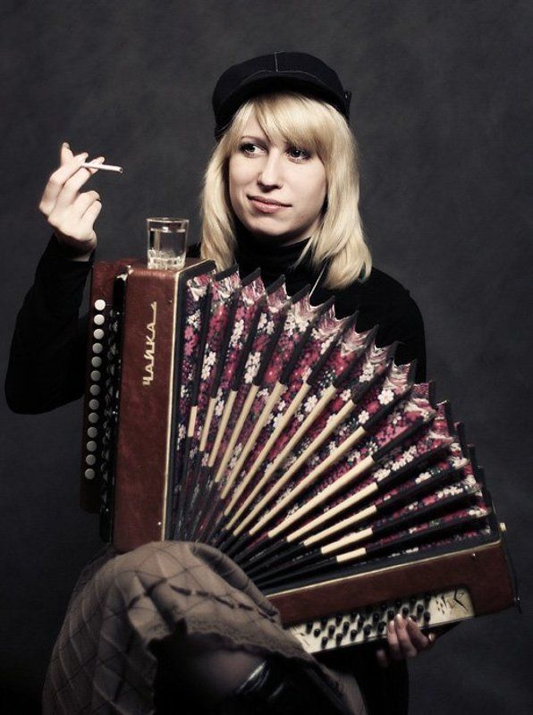 девушка, баян, водка, сигарета, рюмка, портрет, выражение, кепка, взгляд, dyadyavasya Дайте прикурить! фото превью