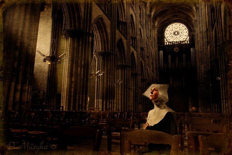 девушка, молитва нотр-дам де пари Запоздалая молитва... фото превью