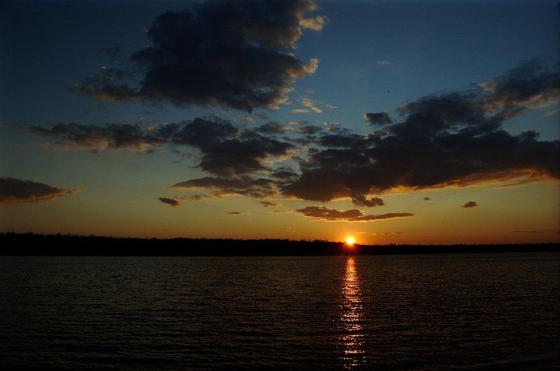 Солнце, небо и река фото превью