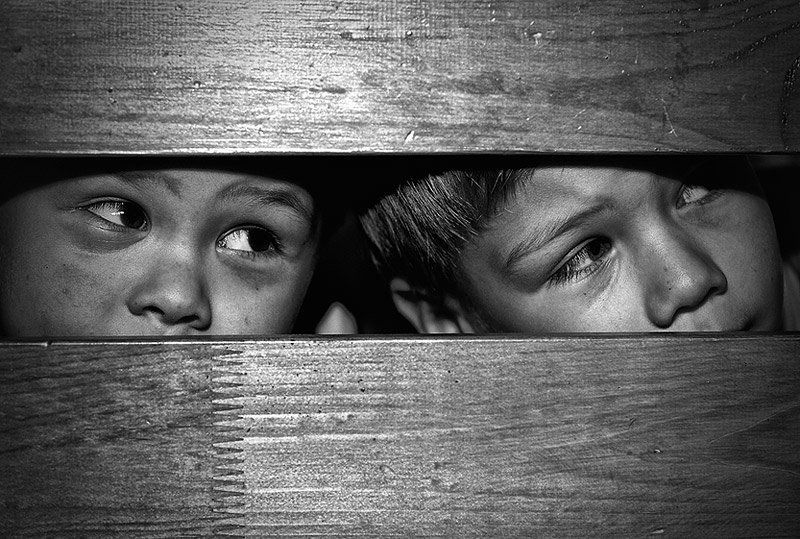 дети,игра,глаза засада фото превью