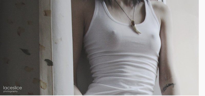 девушка, брюнетка, черный, майка, белый, белая, грудь, соски, клык, подвеска, украшение, шея, руки, талия, татуировка, тату, латынь, портьеры, листья The Details фото превью