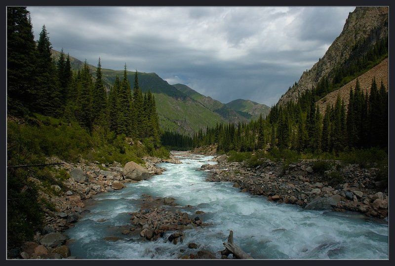 горы,природа,река,скалы,камни,облака,ущелье,лес,трава Убегающая вдаль фото превью