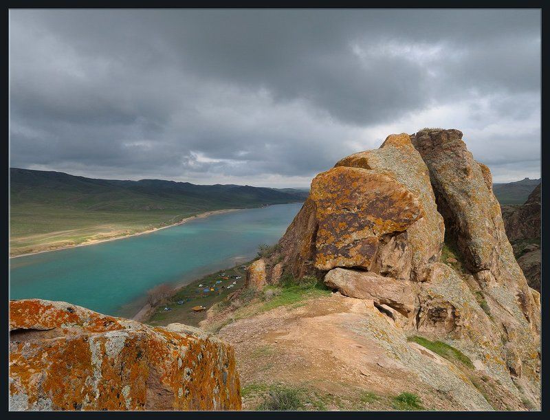 природа,скалы,река,долина,палатки,лагерь,весна,тучи,непогода,свет Еще не вечер фото превью