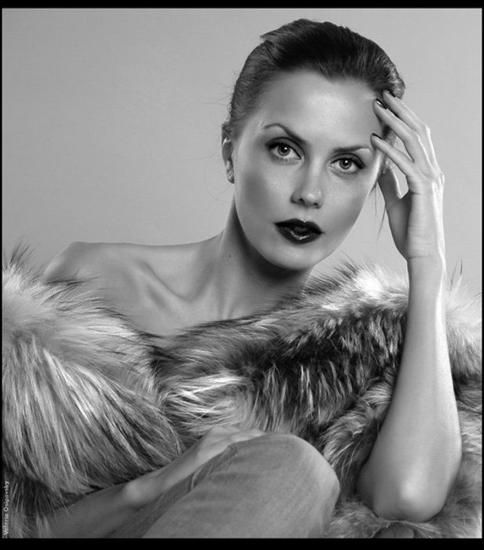 девушка, чб, рука, стиль, мех Катя фото превью