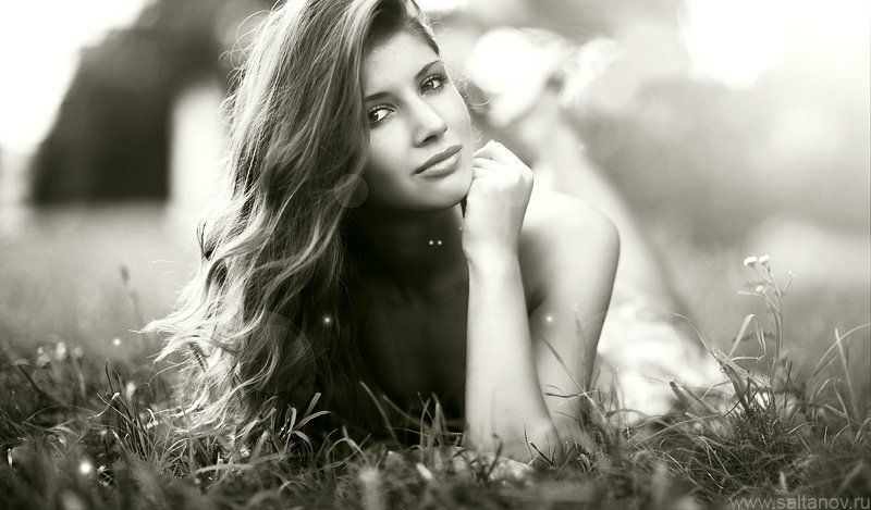 Девочка летом слушала гром. фото превью