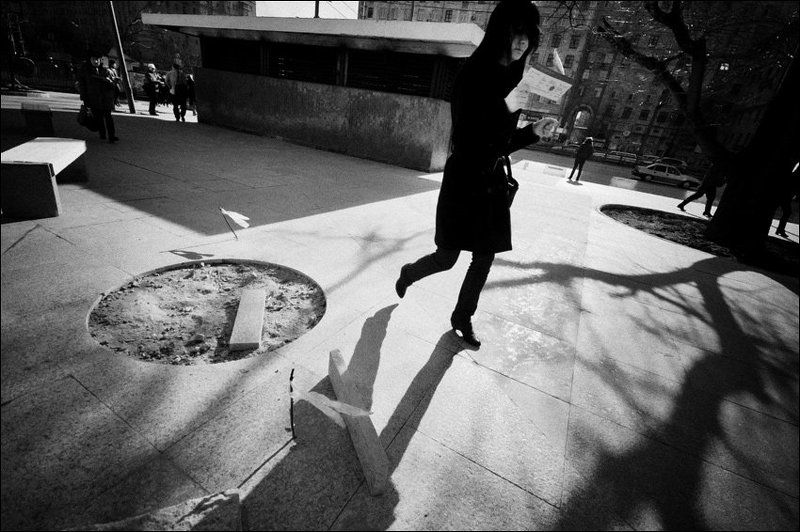 Контрастная весенняя чб картинка с черной девушкой на Войковской и флагами фото превью