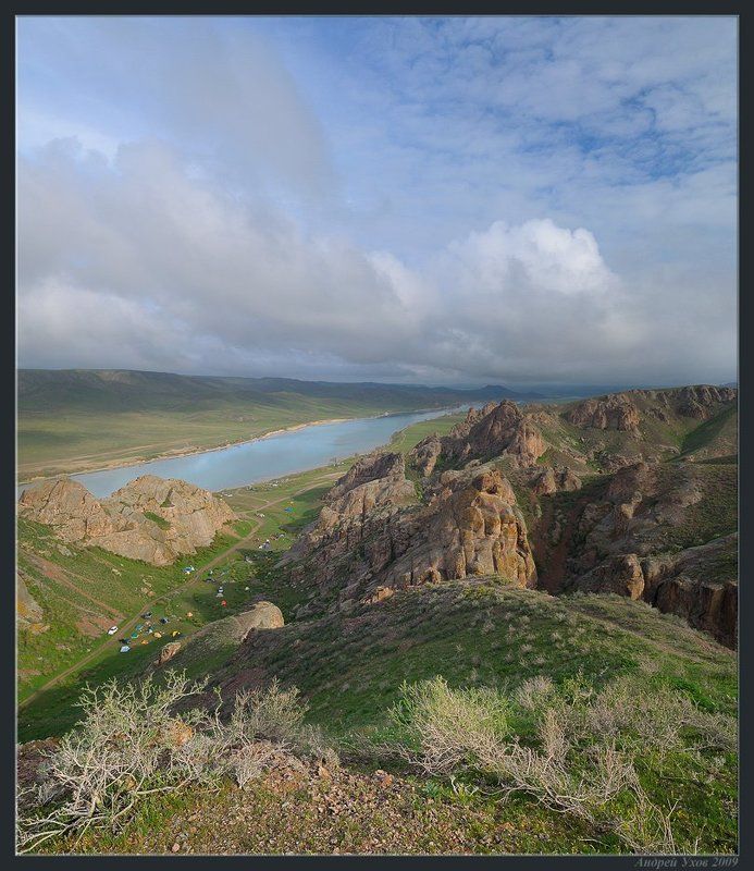 весна,природа,река,скалы,скалолазание,лагерь,утро,облака,степь,кустарник,камни,галька Активный отдых фото превью