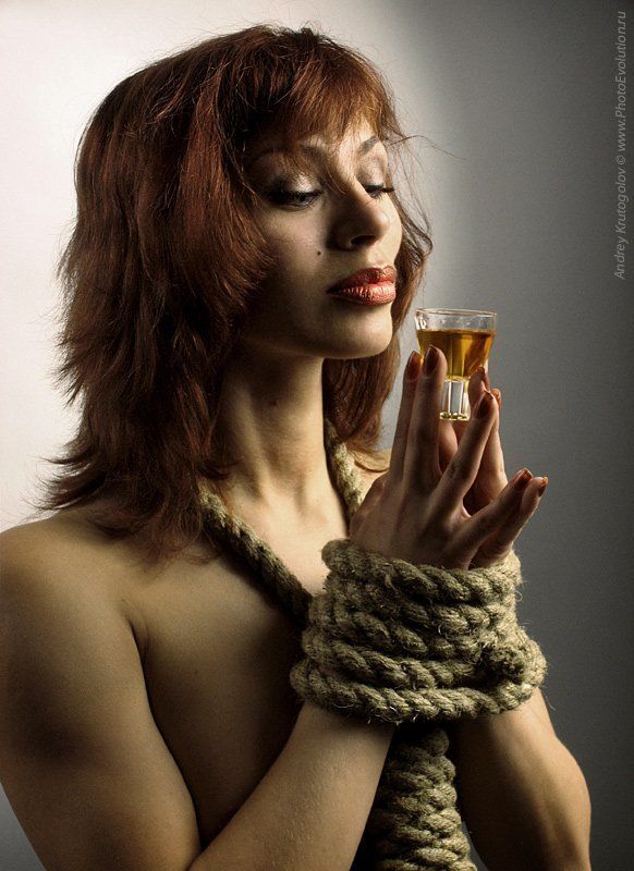 портрет, губы, рюмка, верёвка, девушка, Последнее желание фото превью