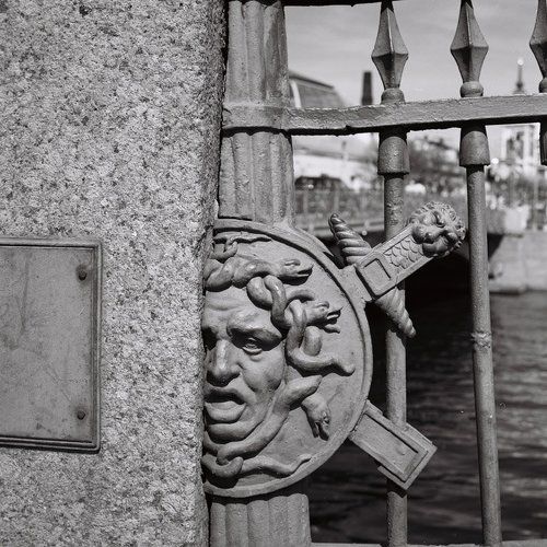 Горгона, не смотреть, окаменеешь.