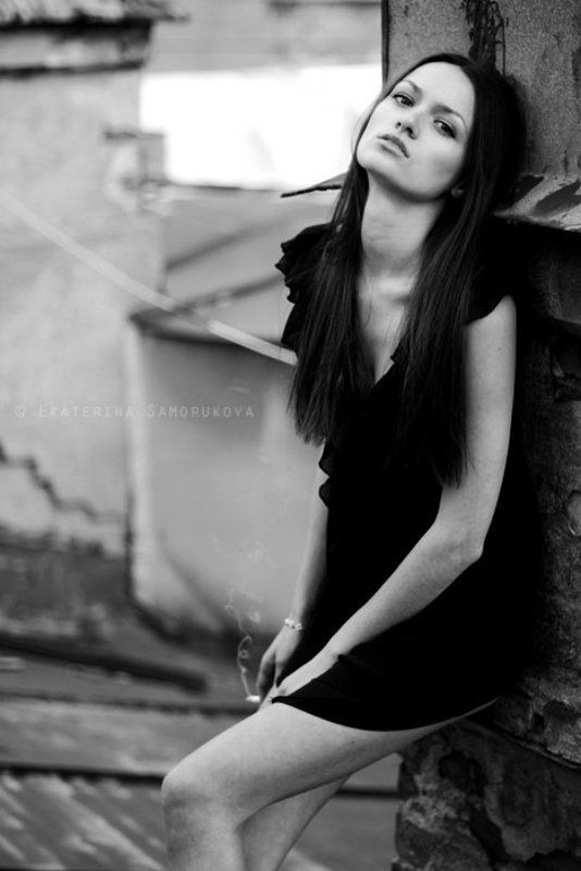 девушка, дым, крыша, чб на крыше фото превью