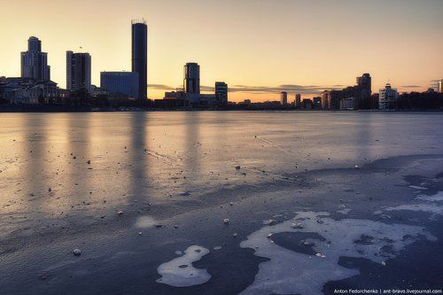Лед на городском пруду II