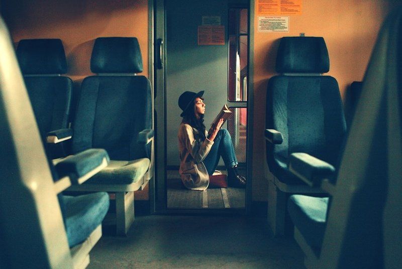 Girl with book фото превью