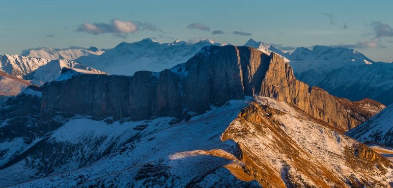 Между светом и тенью фото превью