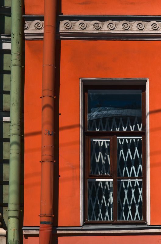 город, окно, архитектура Два цвета фото превью