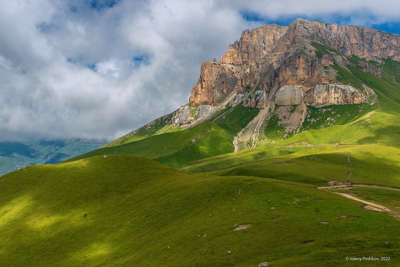 горные луга, скалы, пастбища, пастбищные склоны, пастбищные хребты, горное плато, кабардино-балкария, центральный кавказ Плюшевые дали фото превью