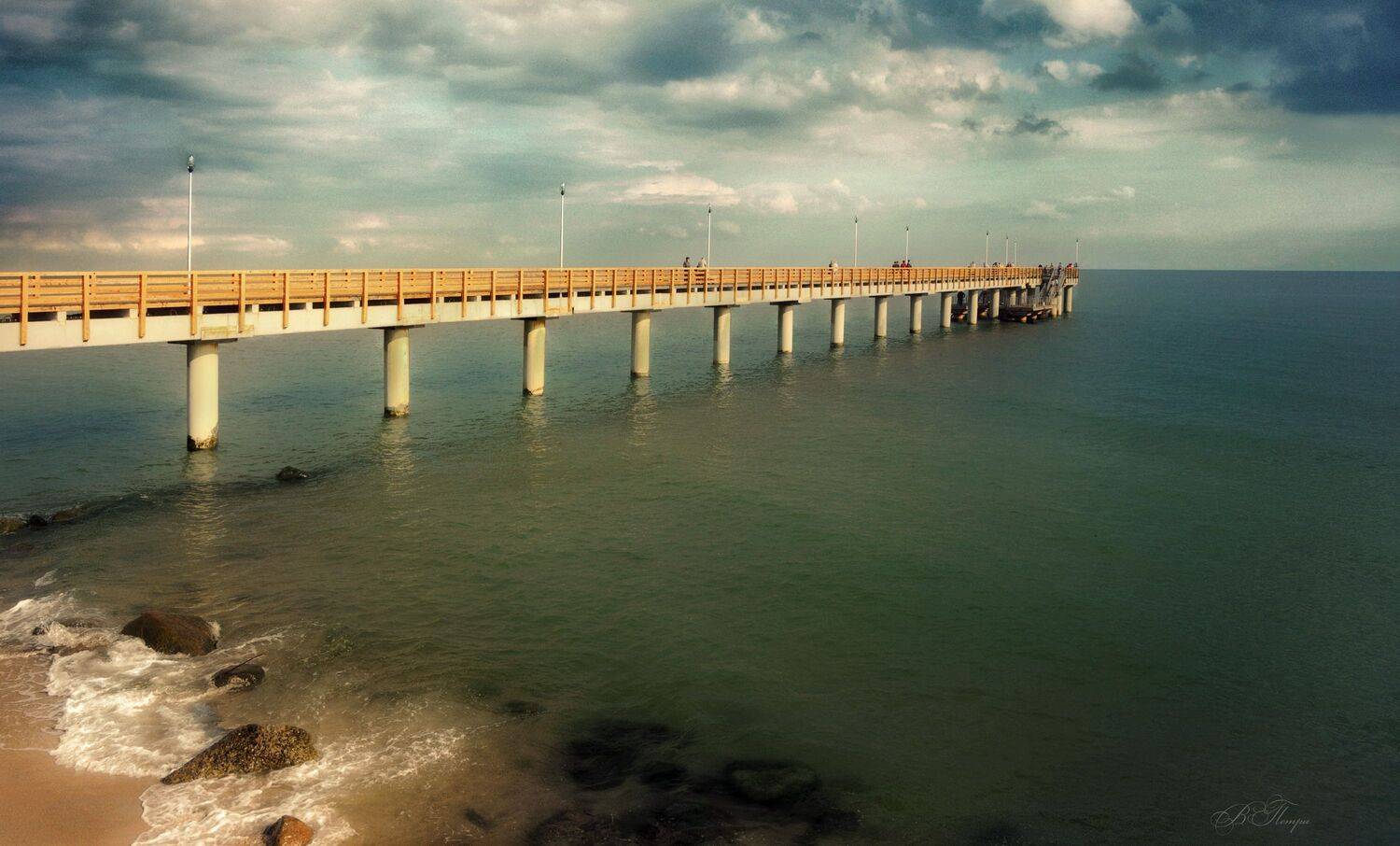 причал море облака люди камни, Вера Петри