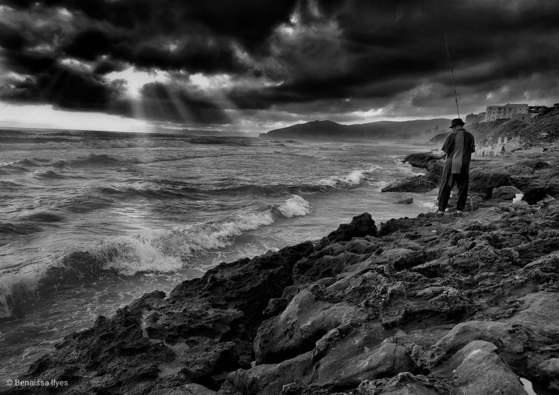 black and white, bnw, chair, film, fine, fishing , sea art, seascape, monochrome, cloudscape, sky, clouds, waves, dramatic, film Man fiching in sea фото превью