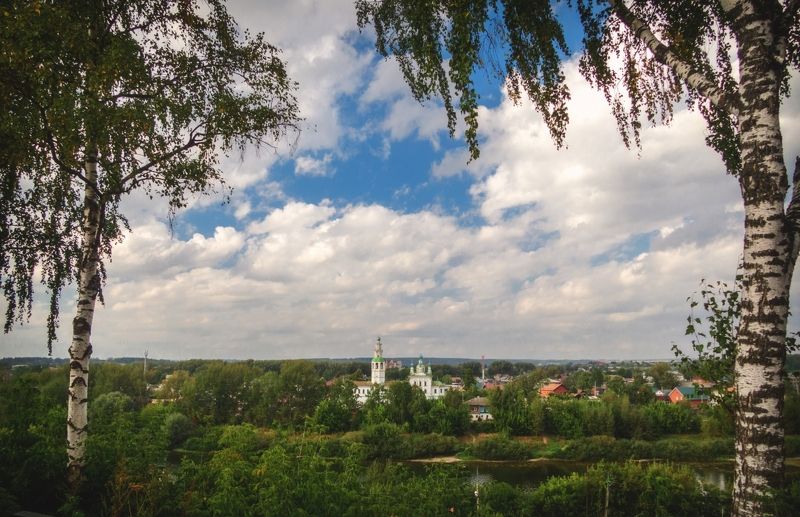 Вид с высокого берега на заречный район Черёмушки города Кунгура фото превью