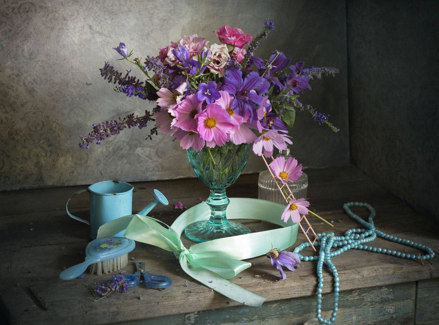 букет цветов, натюрморт, бокал, бусы, атласная лента, Лионелла Зимина