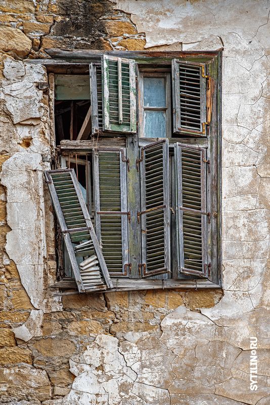окно, кипр, старый, разрушение, заброшенный, война, буферная зона, северный кипр, граница, никосия, руины,  Старое окно в буферной зоне на границе Северного Кипра. Никосия. Кипр фото превью