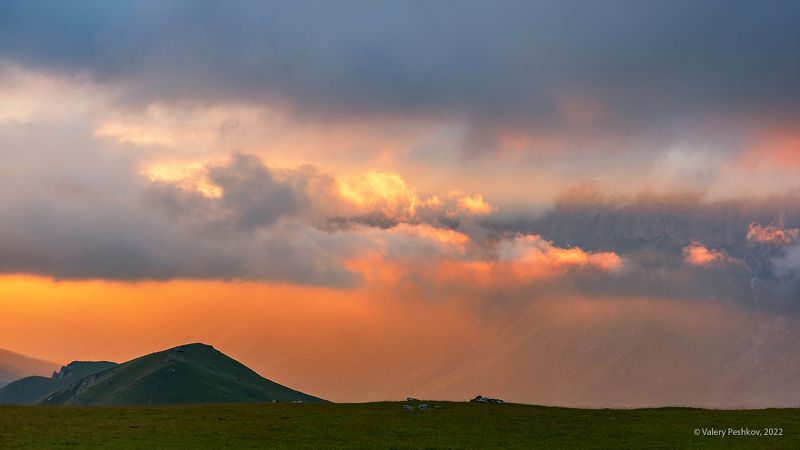 облака, закат, красочный закат, закат в горах, в мире облаков, скалы, пастбища, пастбищные хребты, кабардино-балкария, центральный кавказ Облачные этюды фото превью
