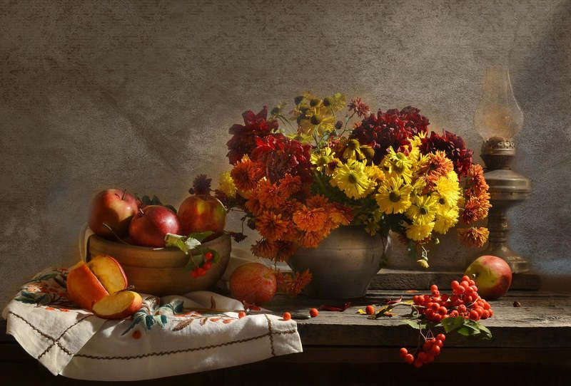 still life, натюрморт, хризантемы, гелениум, цветы, фото натюрморт, яблоки, август, лето, керосиновая лампа, рябина ...улетает лето с лепестками... фото превью