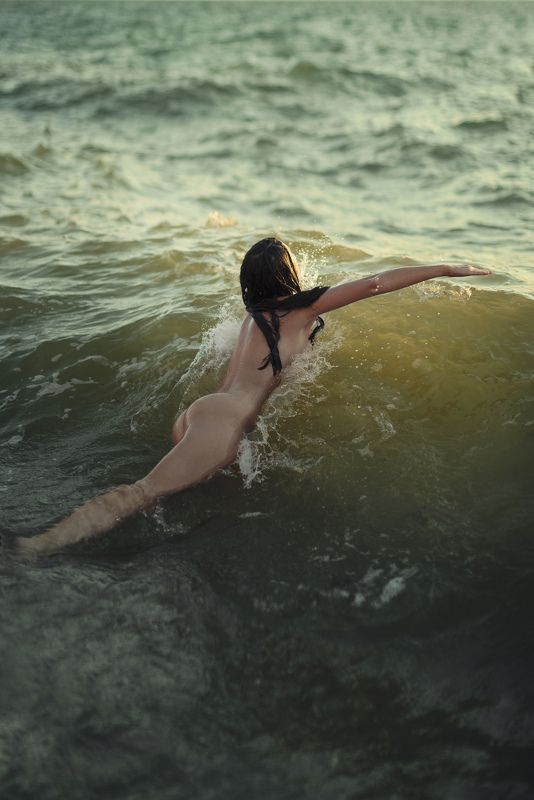 женский портрет, ню, море, закат, девушка Among the waves фото превью