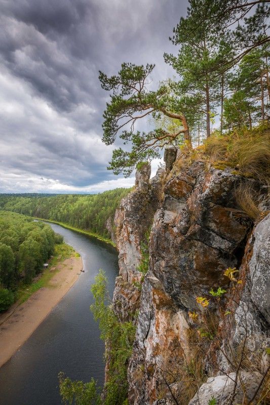 река чусовая скалы урал горы тучи На краю фото превью