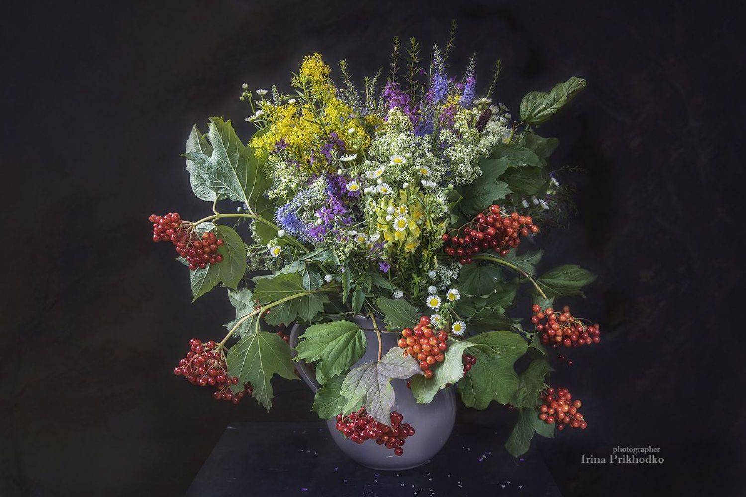 натюрморт, калина, букет, черный фон, Приходько Ирина