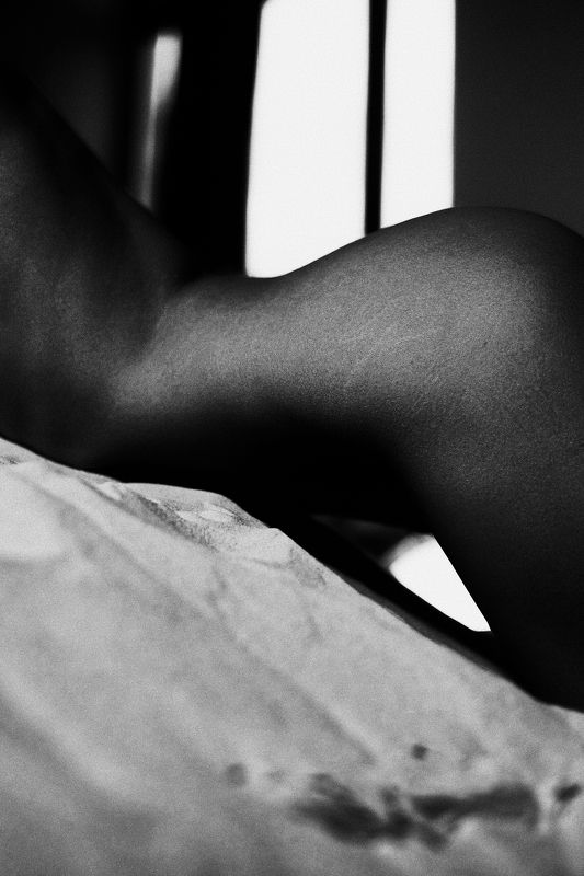 body, bnw, light, indoor, girl Salt and ashes фото превью