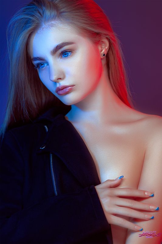 Portrait of beautiful young woman фото превью