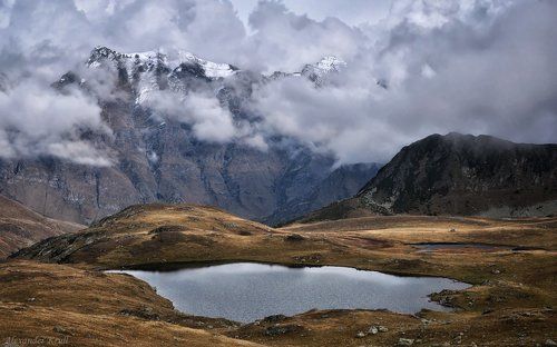 В краю скал и озёр...