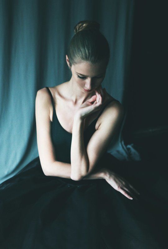 Girl in black фото превью