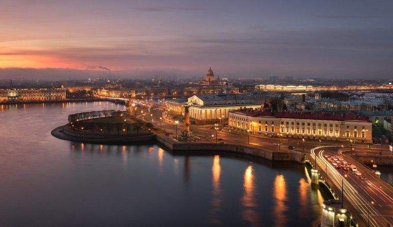 Предрассветная рань. Просыпается город. Зажигаются окна домов. фото превью