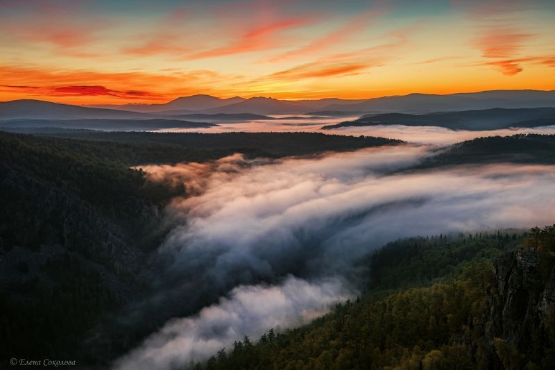 рассвет, утро, осенний пейзаж, горы, туман, дымка Туманный рассвет фото превью
