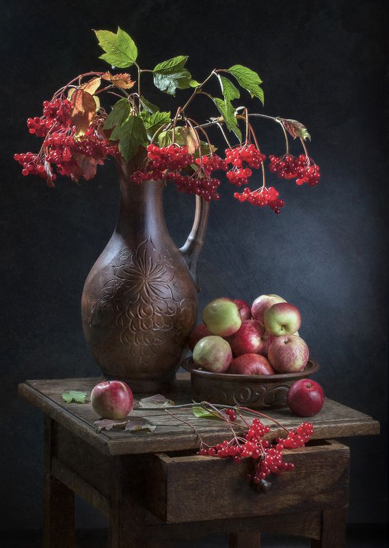 калина, яблоки, кувшин, тарелка. Калина с яблоками фото превью