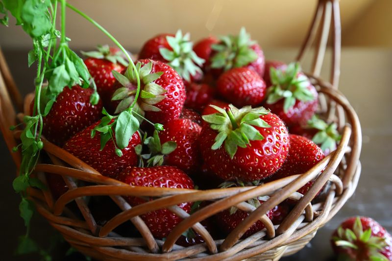 basket with red strawberries фото превью