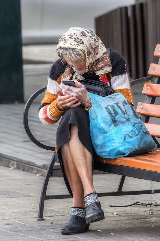 уличная фотография, стрит-фотография, советское поколение, смартфон, связь, репортаж, разговор, народ, жанр, городская среда, город, белгород, бабушка, street photography, straight photography Продвинутое поколение фото превью