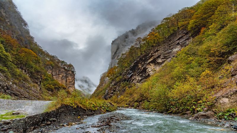 кармадонское ущелье, горы, кавказ, северная осетия, туман, облачный, осень, Безмолвное величие Кармадона фото превью