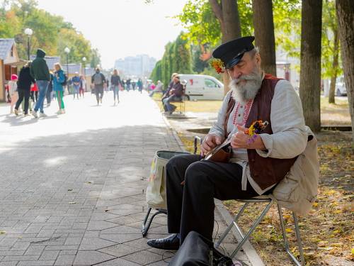 Уличный балалаечник