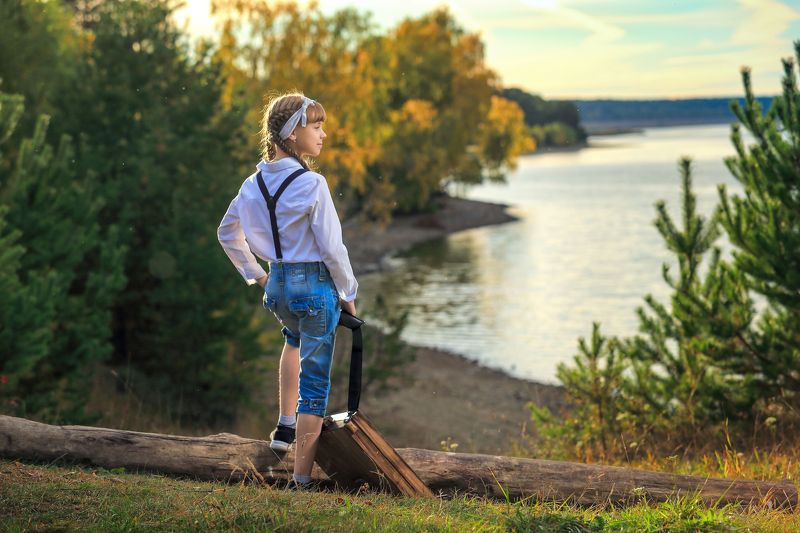 художник, девочка рисует, природа, река, осень, бабье лето, девочка, косички, река, лес Художник фото превью