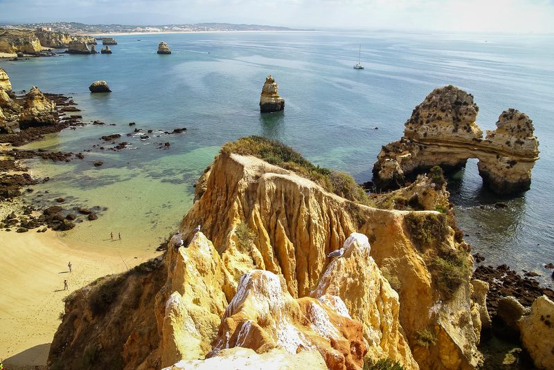 Пляж и скалы в Лагош, Португалия фото превью