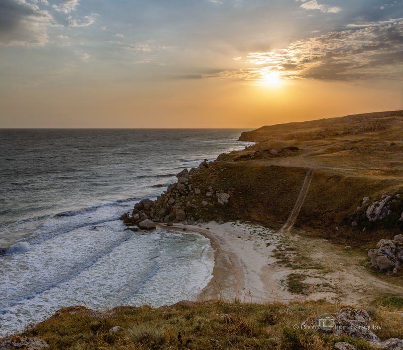 утро, солнце, рассвет, путешествия, путешествие на автомобиле, природа, прибой, пейзаж, панорама, крымское побережье, крым, караларский природный парк, достопримечательности крыма, дикий отдых, горы, восход, ветер, бюджетный туризм, бухта, барсучья бухта, Восход солнца в Барсучьей бухте фото превью