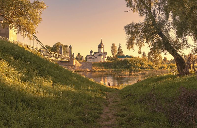 псковская обл,остров,никольская церковь,цепной мост Вечерний Остров фото превью