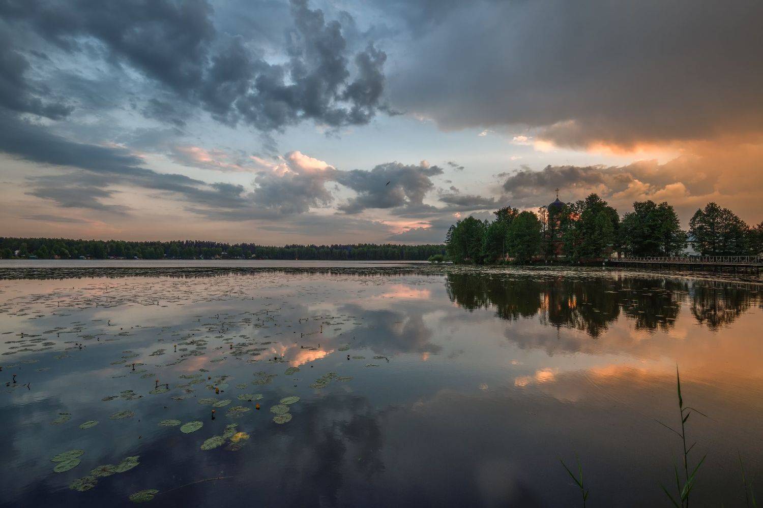 вечер,закат,озеро,небо,облака,тучи,отражение,храм, Виталий Полуэктов