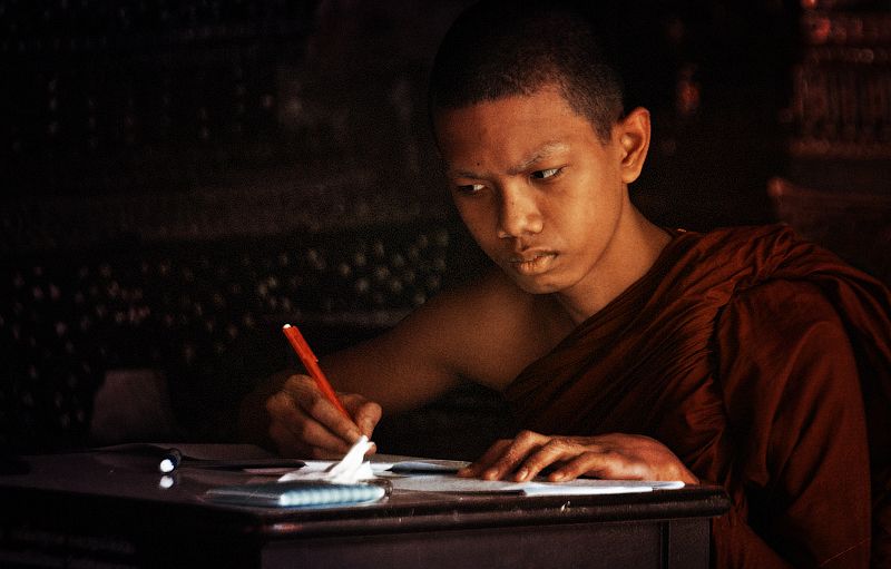 экзамен, школа, монастырь, храм, тишина, стрит, репортаж, люди, жанр, тай, тайланд, бангкок, буддизм, буддист, буддистский монах, монахи, медитация, город, путешествия, разные люди, жизнь других Экзамен фото превью