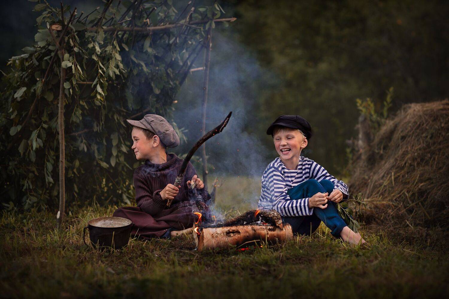 мальчики шалаш детская фотография  костер дым вечер, 