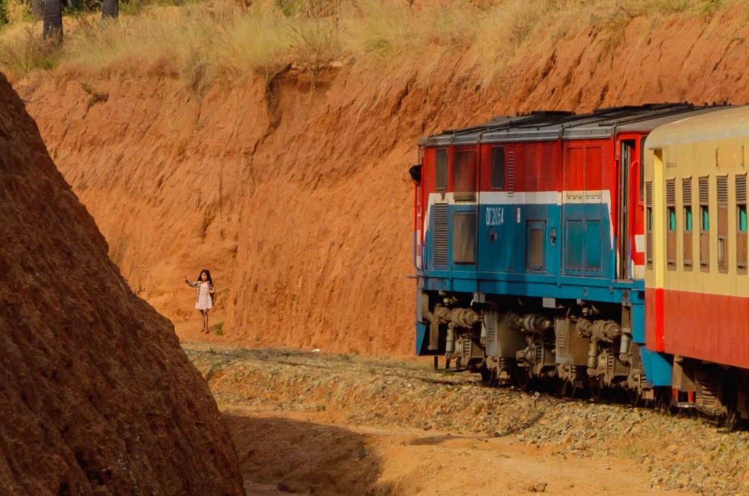 машинист, девочка, тепловоз, благословение, напутствие, встреча, мьянма, бирма, Сытилин Павел