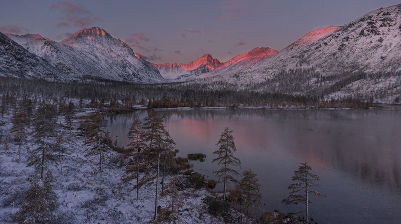 пейзаж, осень, озеро, озеро Джека Лондона, природа, горы, лес, Россия, природа России, nature, landscape, lake, Russia, autumn, снег, рассвет, восход, snow, dawn Пламенеет первый снег фото превью